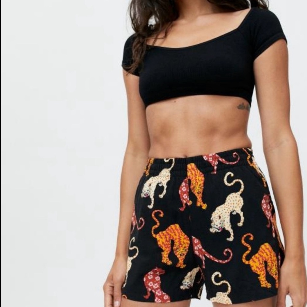 Urban Outfitters 🐅🐆 Hayden Souvenir pull on big cat shorts